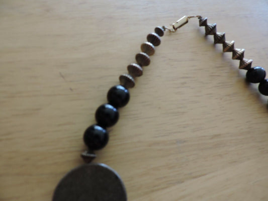 NECKLACE BLACK BEADS AND BROWN DISCS ( 21 INCHES FROM END TO END)