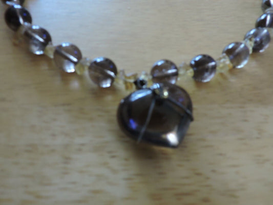 GLASS BEADED NECKLACE WITH HEART SHAPE STONE