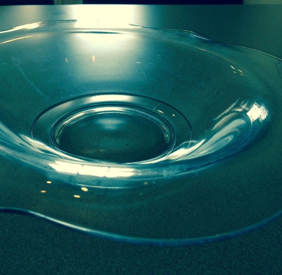 BEAUTIFUL CLEAR HAND BLOWN GLASS BOWL-SHAPED LIKE A FLOWER