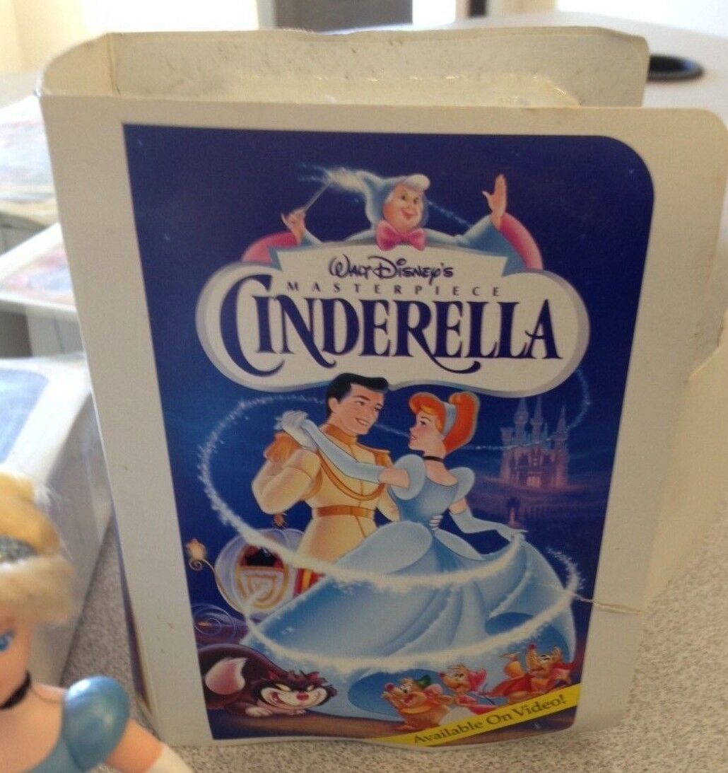 WALT DISNEY - CINDERELLA FIGURINE-HAPPY MEAL COLLECTABLES