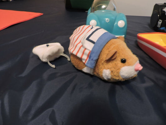 ZHU ZHU HAMSTER/OUTFIT  WITH THREE VEHICLES