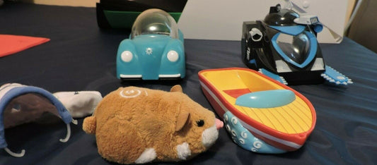 ZHU ZHU HAMSTER/OUTFIT  WITH THREE VEHICLES