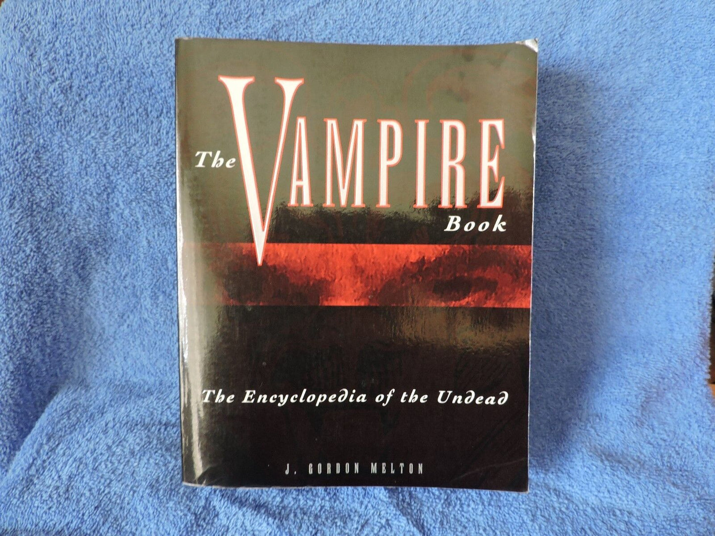 The Vampire Book: The Encyclopedia of the Undead - J Gordon Melton sc pb