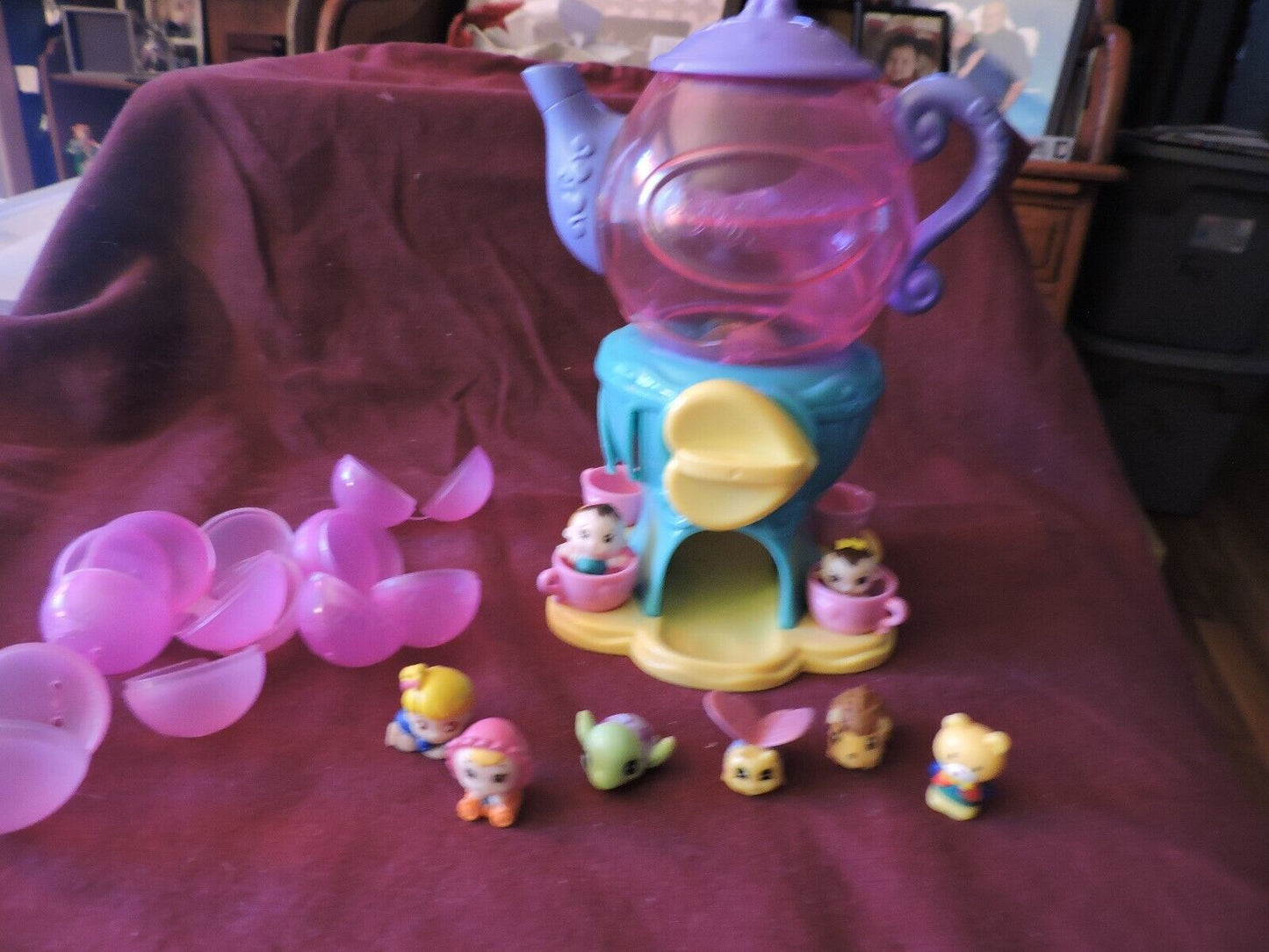 SQUINKIES TEA POT WITH 8 CHARACTERS