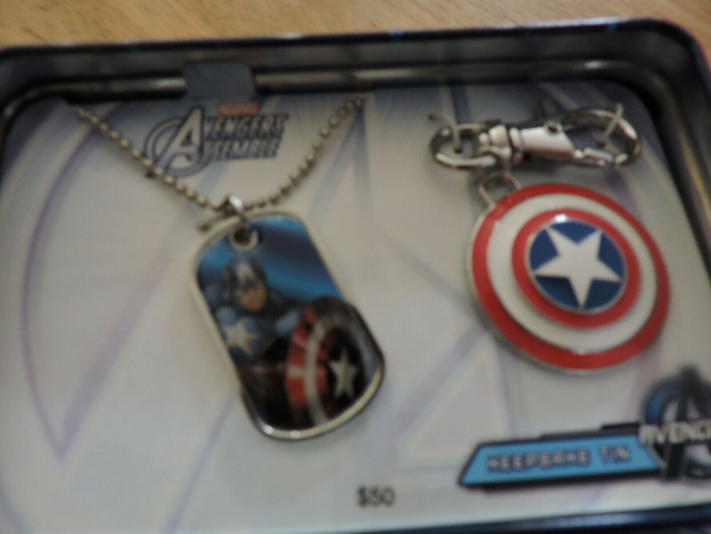 MARVEL AVENGERS ASSEMBLE NECKLACE AND ZIPPER PULL IN COLLECTOR CASE