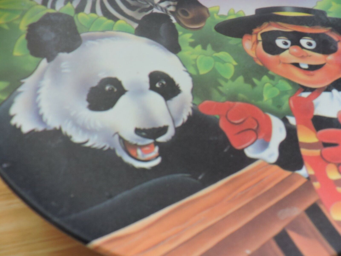 MCDONALS 1996--FUN PLATE--HAMBURGLAR WITH ANIMALS