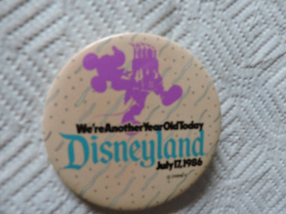 DISNEYLAND ANNIVERSARY BUTTON JULY 17, 1986 (31 YEARS OLD)