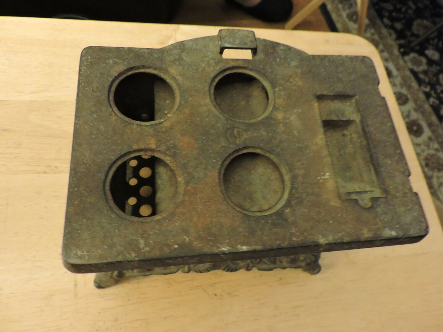 VINTAGE CAST IRON CHILD'S  STOVE ( 7.25 X 5.5 X 5 INCHES ) 4 BURNER