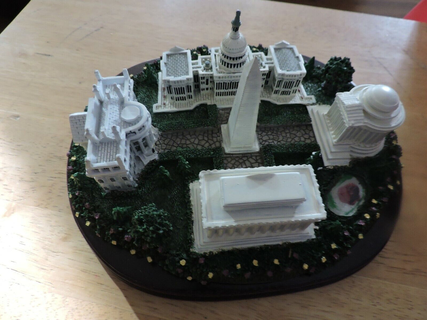 WASHINGTON D C  LANDMARKS CERAMIC TABLE DECORATION  9X75X4 INCHES