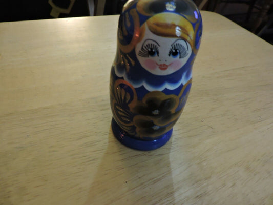 SET OF FIVE  WOODEN NESTING DOLLS (LARGEST 4 INCHES TALL)