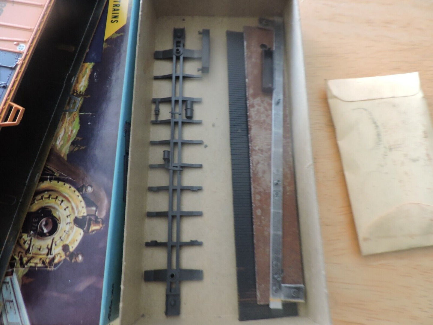 ATHEARN TRAINS IN MINIATURE SANTE FE 50 FT OUTSIDE BRACED REFEER (NIB)