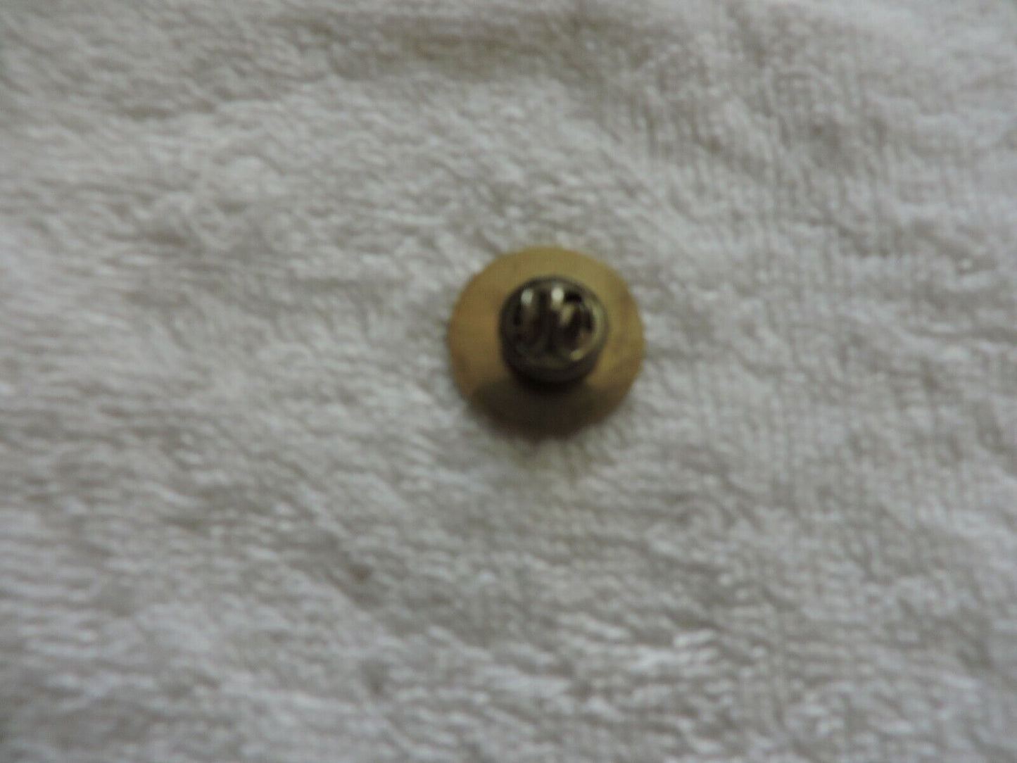 SWIMMING PIN 3/4 INCH ROUND (WHITE WITH SWIMMER IN YELLOW CAP)