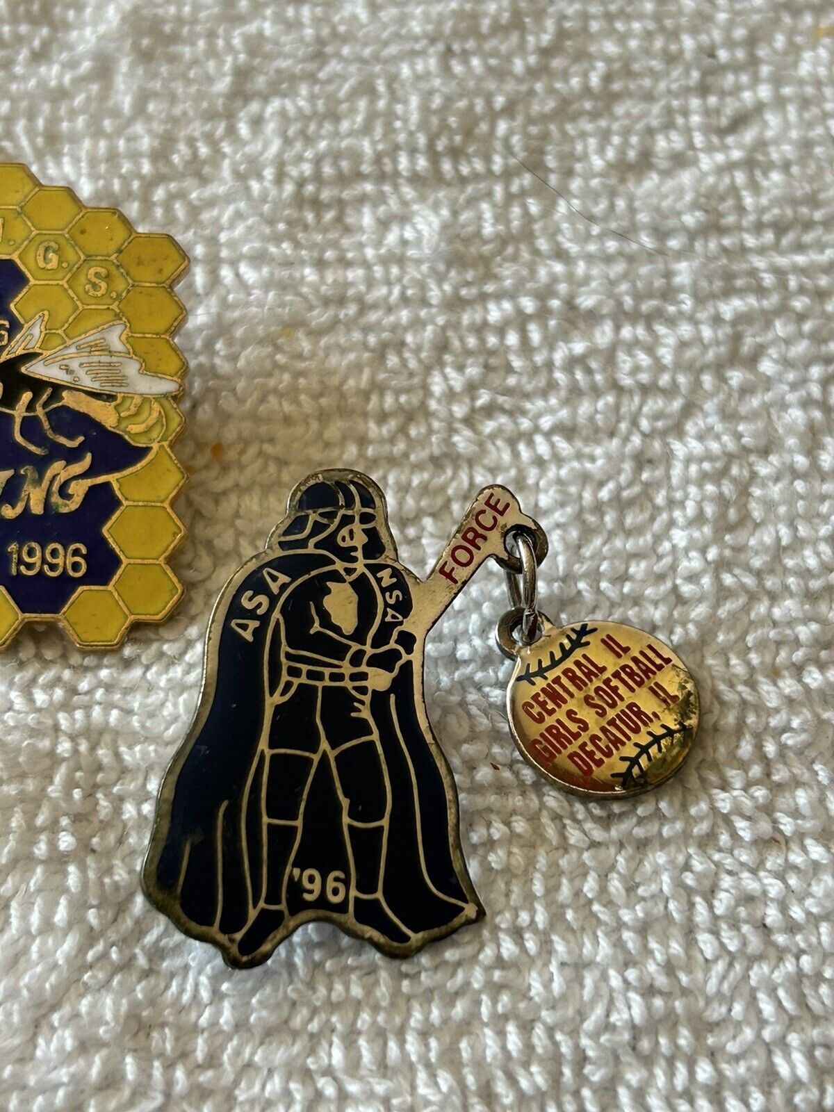 ILLINOIS SOFTBALL PINS:(3) OUTLAWS FASTPITCH, DECANTAUR STING, CENTRAL GIRLS