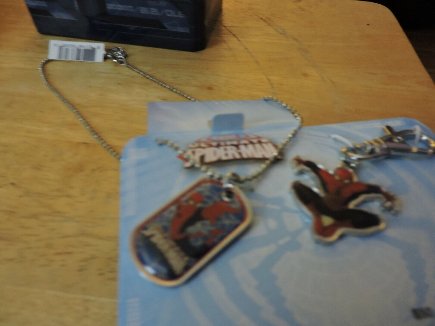 MARVEL ULTIMATE SPIDER-MAN NECKLACE AND ZIPPER PULL IN COLLECTOR CASE