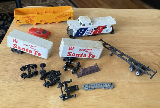 Lot of TYCO Train Cars and Parts for a Model Train set (For Parts Only)