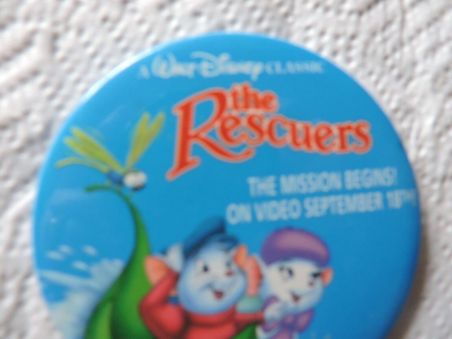 WALT  DISNEY  CLASSIC  "THE RESCUERS" THE MISSION BEGINS! 3 INCH  ROUND PIN