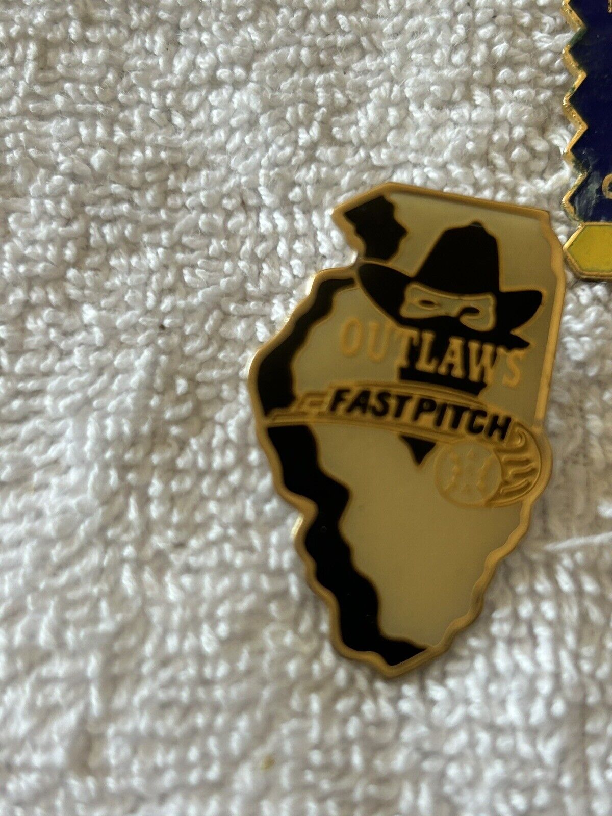 ILLINOIS SOFTBALL PINS:(3) OUTLAWS FASTPITCH, DECANTAUR STING, CENTRAL GIRLS