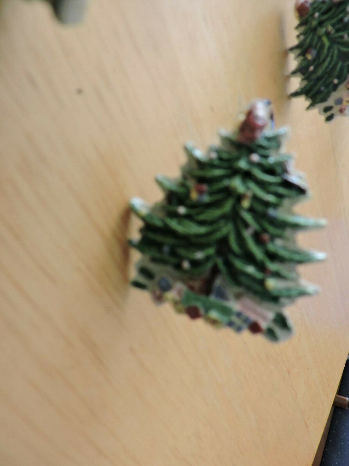 CHRISTMAS TREE SHOWER CURTAIN HOLDERS (23 CERAMIC)