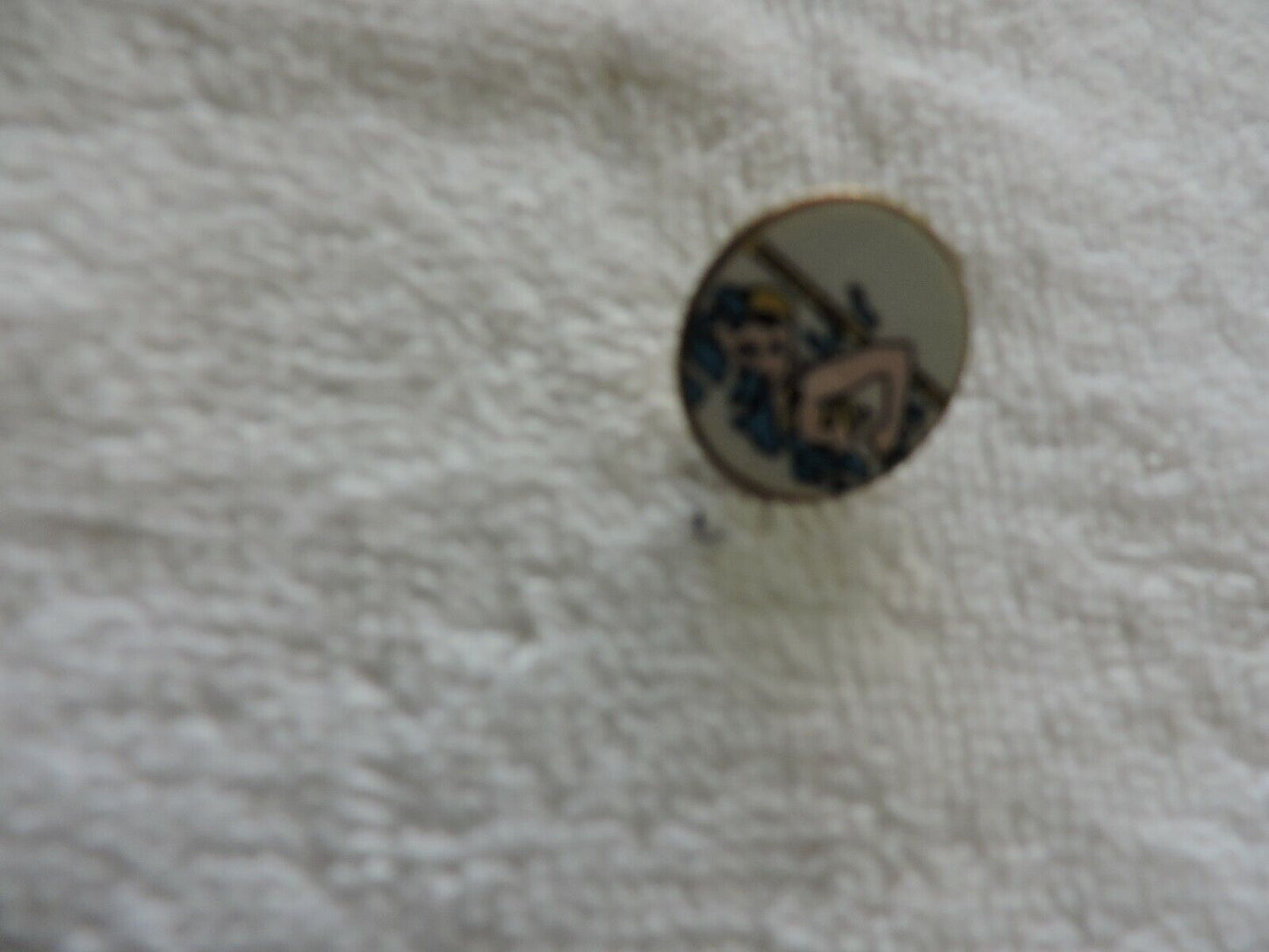 SWIMMING PIN 3/4 INCH ROUND (WHITE WITH SWIMMER IN YELLOW CAP)