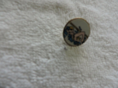 SWIMMING PIN 3/4 INCH ROUND (WHITE WITH SWIMMER IN YELLOW CAP)