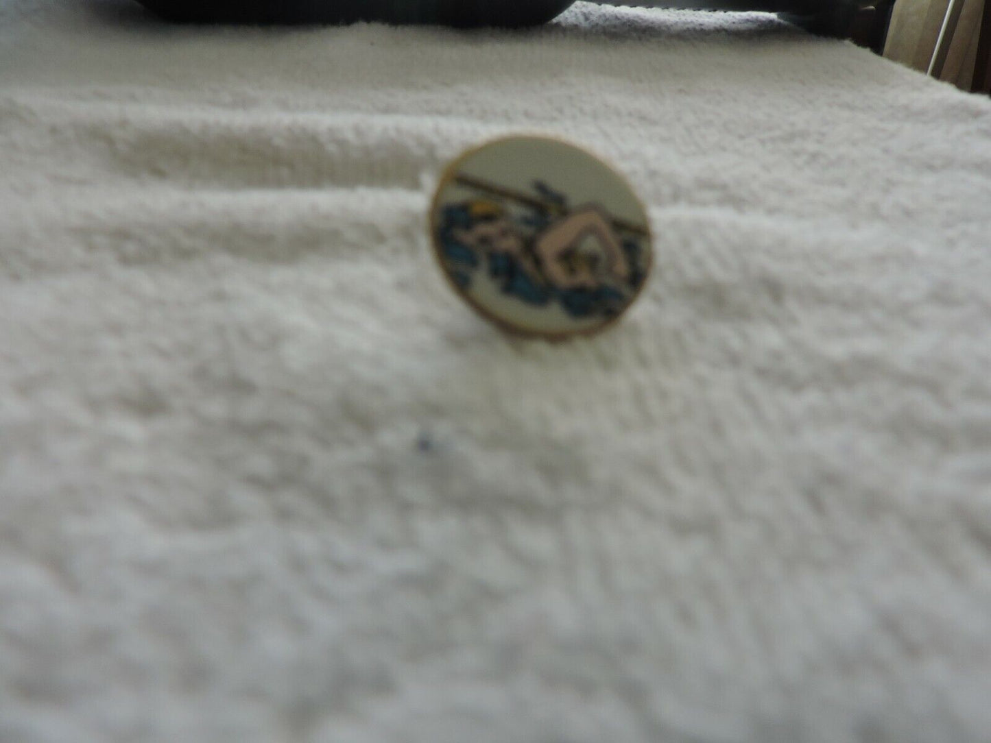SWIMMING PIN 3/4 INCH ROUND (WHITE WITH SWIMMER IN YELLOW CAP)