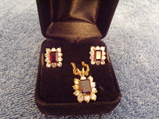 Boxed Pendant Necklace (with matching earrings)