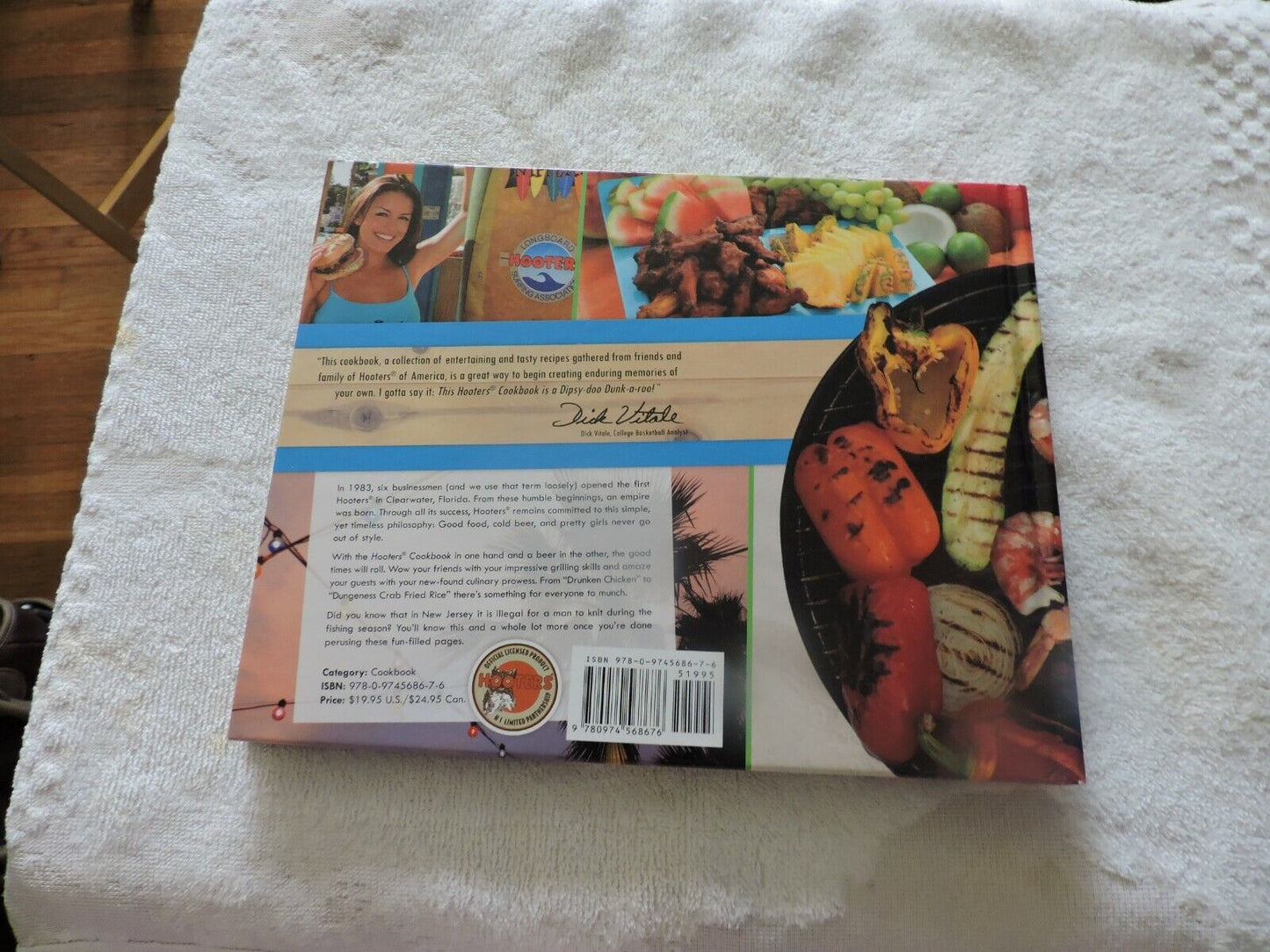 The Hooters Cookbook : Food, Fun, and Friends Never Go Out of Style (2007, Hardc