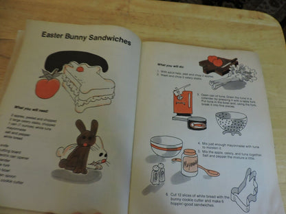 HOLIDAY TREATS FOR KIDS WRITTEN AND ILLUSTRATED BY DAN NEVINS  1985