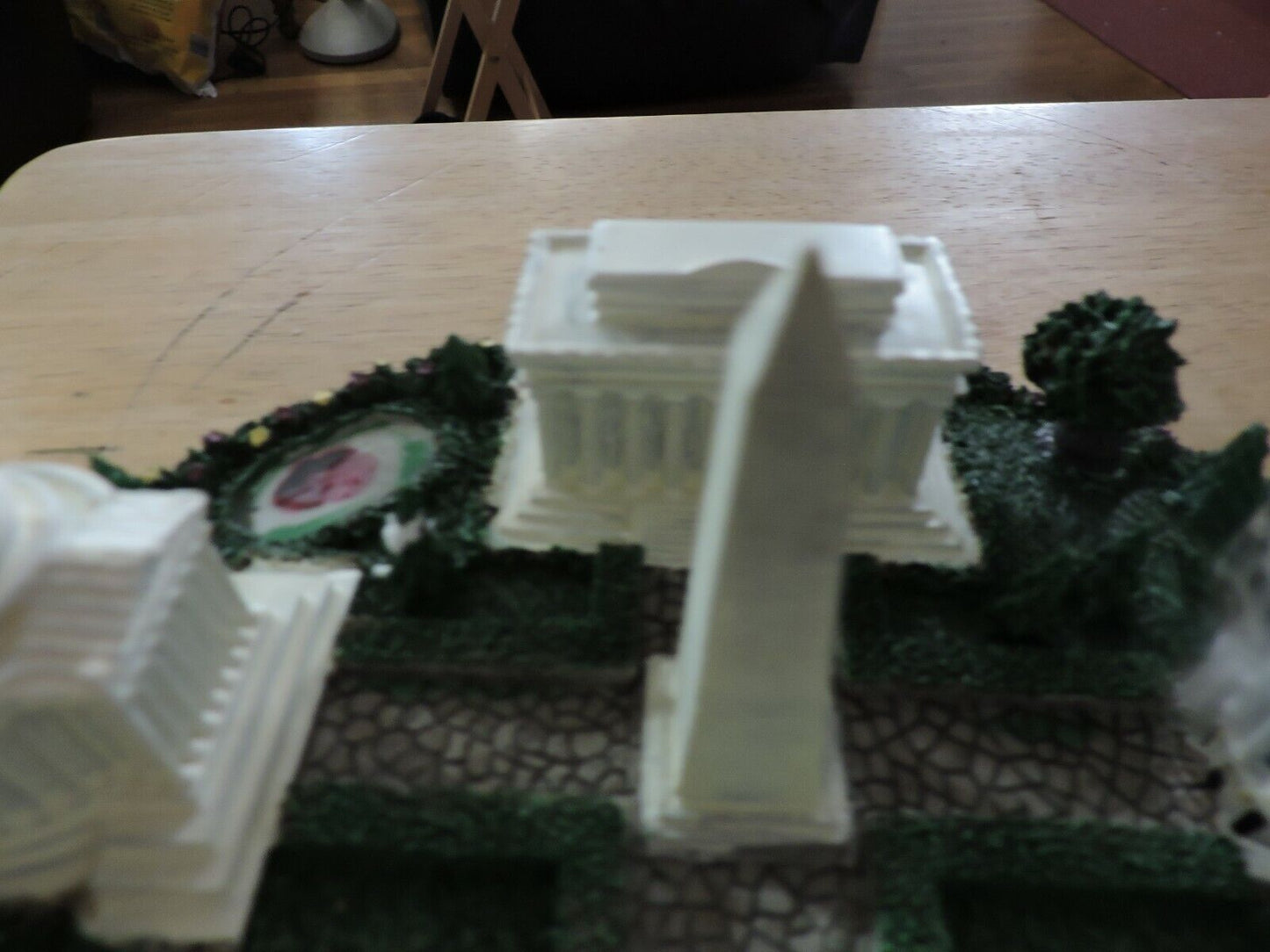 WASHINGTON D C  LANDMARKS CERAMIC TABLE DECORATION  9X75X4 INCHES