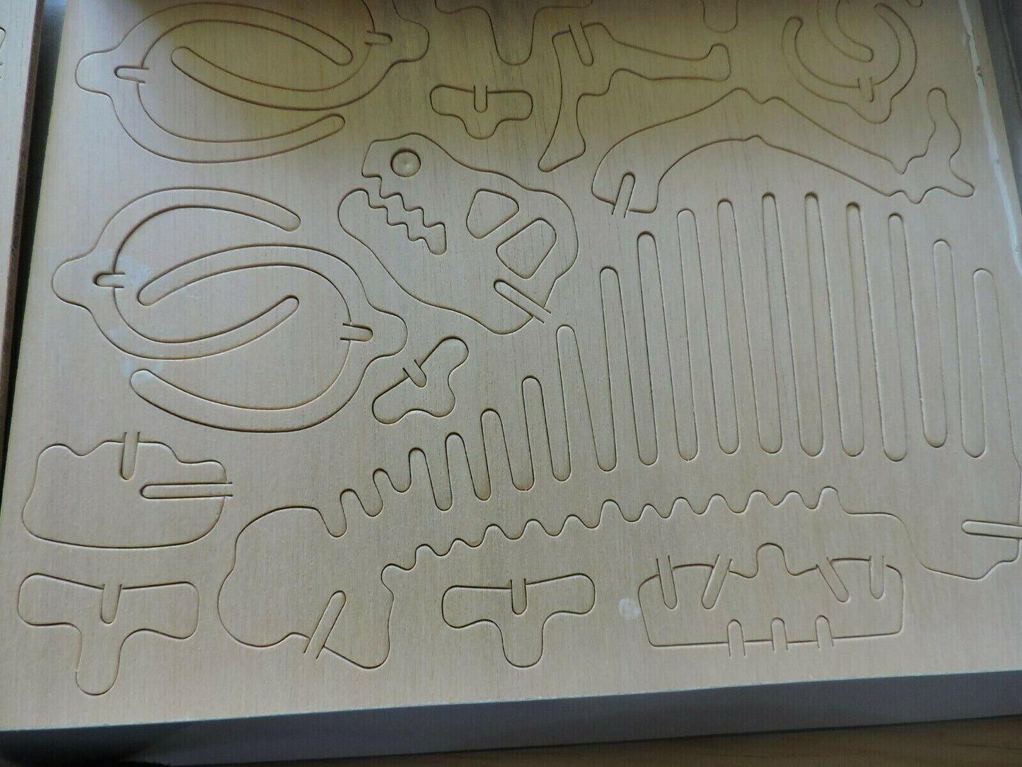IQ ASSEMBLING PRODUCTS SERIES:  SPINOSAURUS--WOODEN PUZZLE