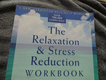 THE RELAXATION & STRESS REDUCTION WOOKBOOK  5TH EDITON--2001