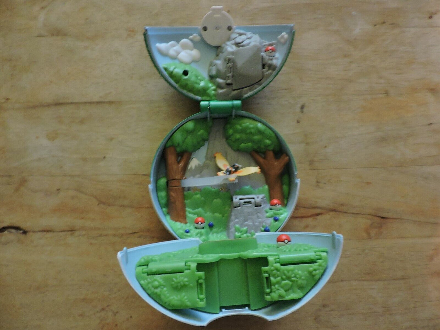 Pokemon Pokeball (With Pokemon Scene Inside)