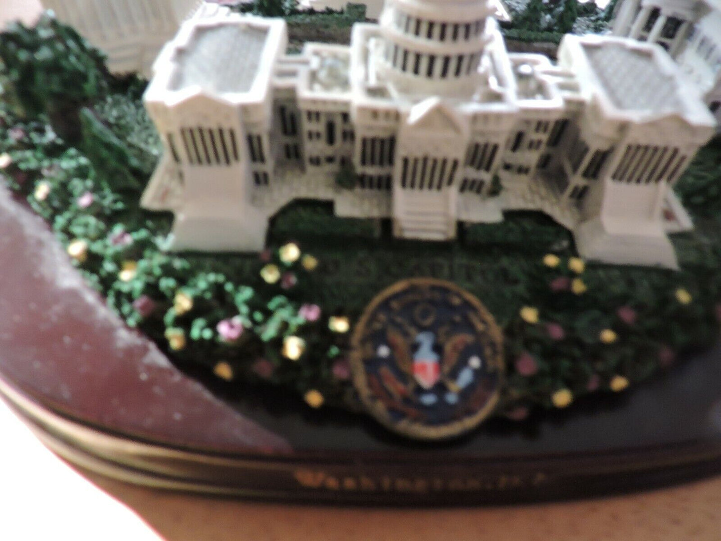 WASHINGTON D C  LANDMARKS CERAMIC TABLE DECORATION  9X75X4 INCHES