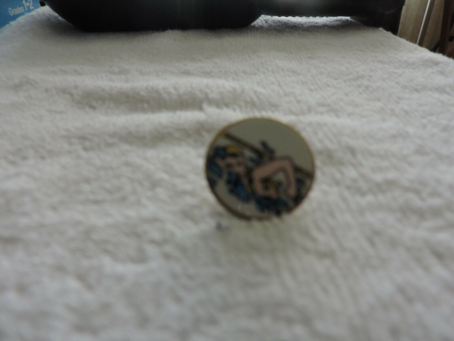 SWIMMING PIN 3/4 INCH ROUND (WHITE WITH SWIMMER IN YELLOW CAP)
