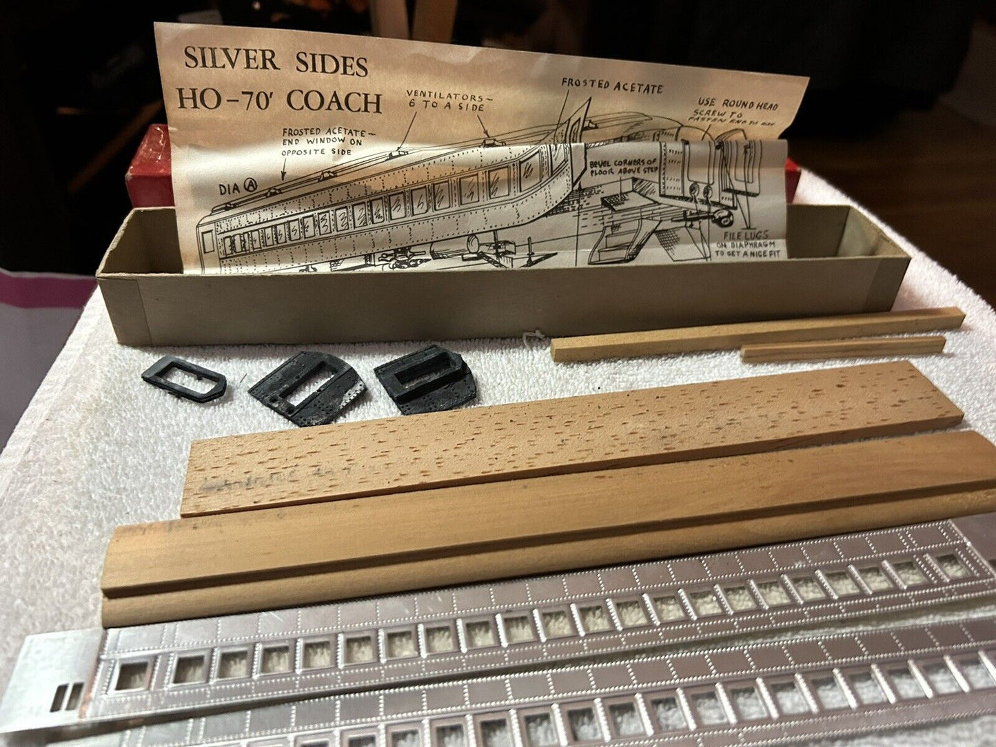 SILVER SIDES HO PASSENGER KIT: 70' ' NYC  COUCH--JC MODELS