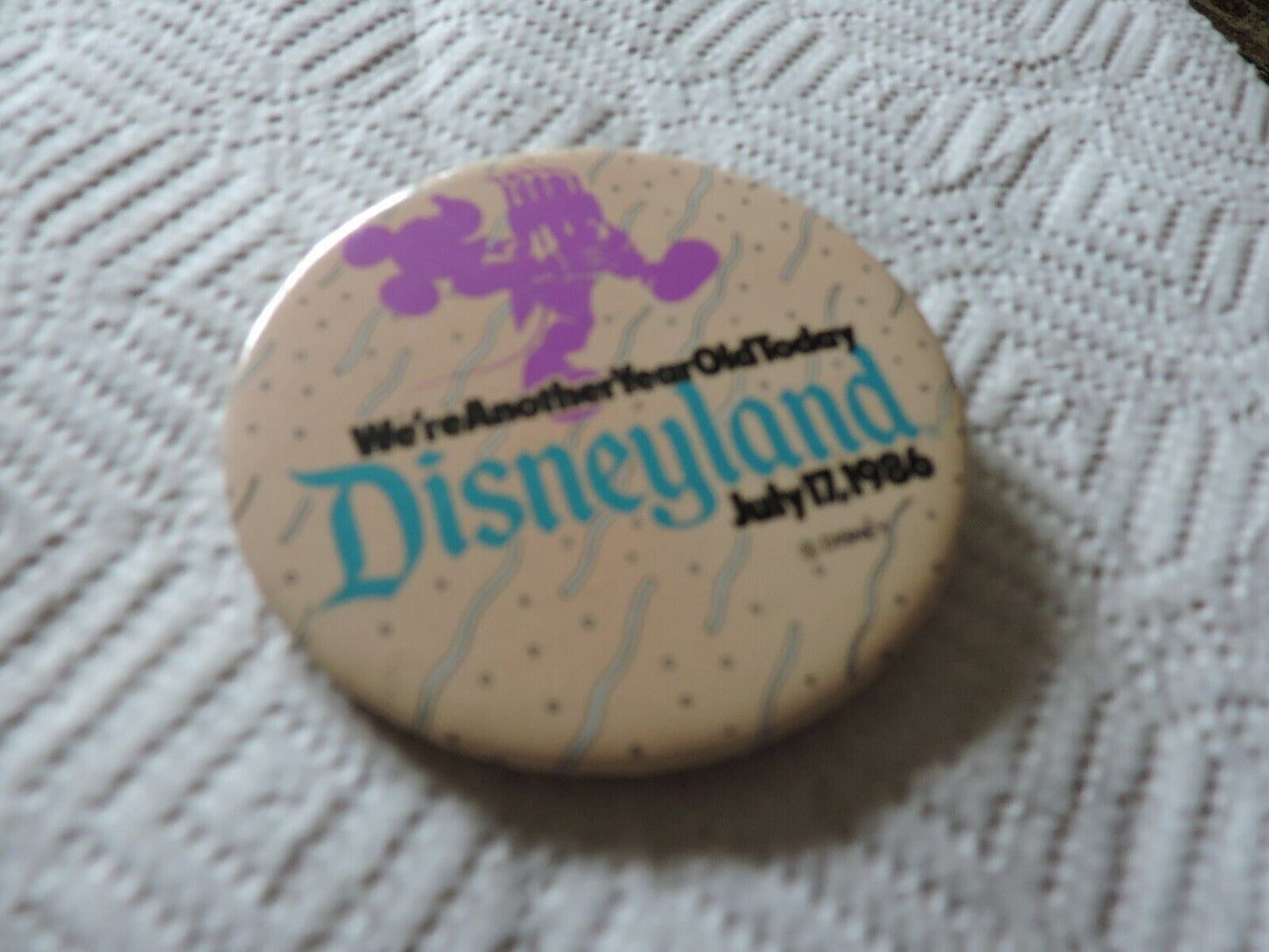 DISNEYLAND ANNIVERSARY BUTTON JULY 17, 1986 (31 YEARS OLD)