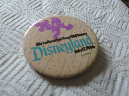 DISNEYLAND ANNIVERSARY BUTTON JULY 17, 1986 (31 YEARS OLD)