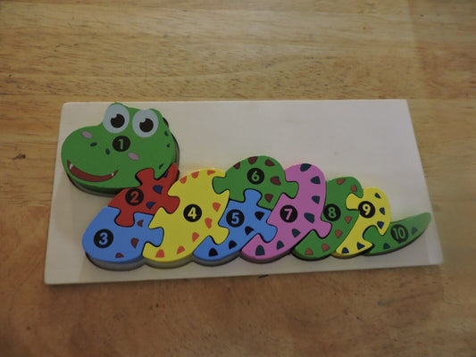 10 PIECE WOODEN ALLIGATOR PUZZLE 8X4 INCHES