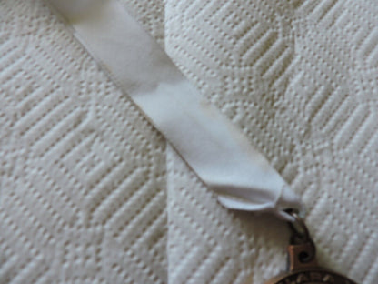 SANTA CLARA VELLEY   WRESTING ASSOCIATION ROUND MEDAL ON WHITE RIBBON