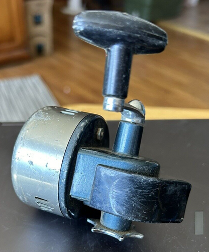 Vintage DAIWA 103 Fishing Reel (Silver) Ready to go fishing!