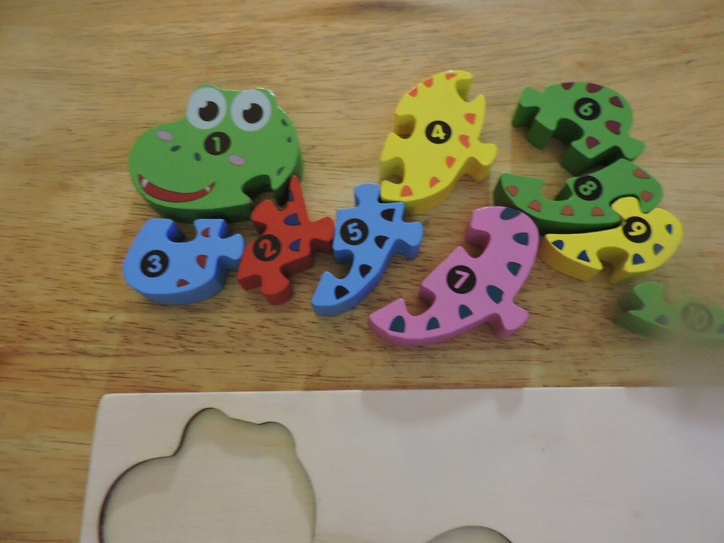 10 PIECE WOODEN ALLIGATOR PUZZLE 8X4 INCHES