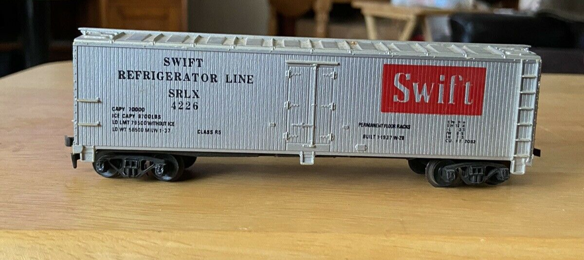 Model Railroad Refrigeration Car-"Swift Refrigeration Line" Box Car