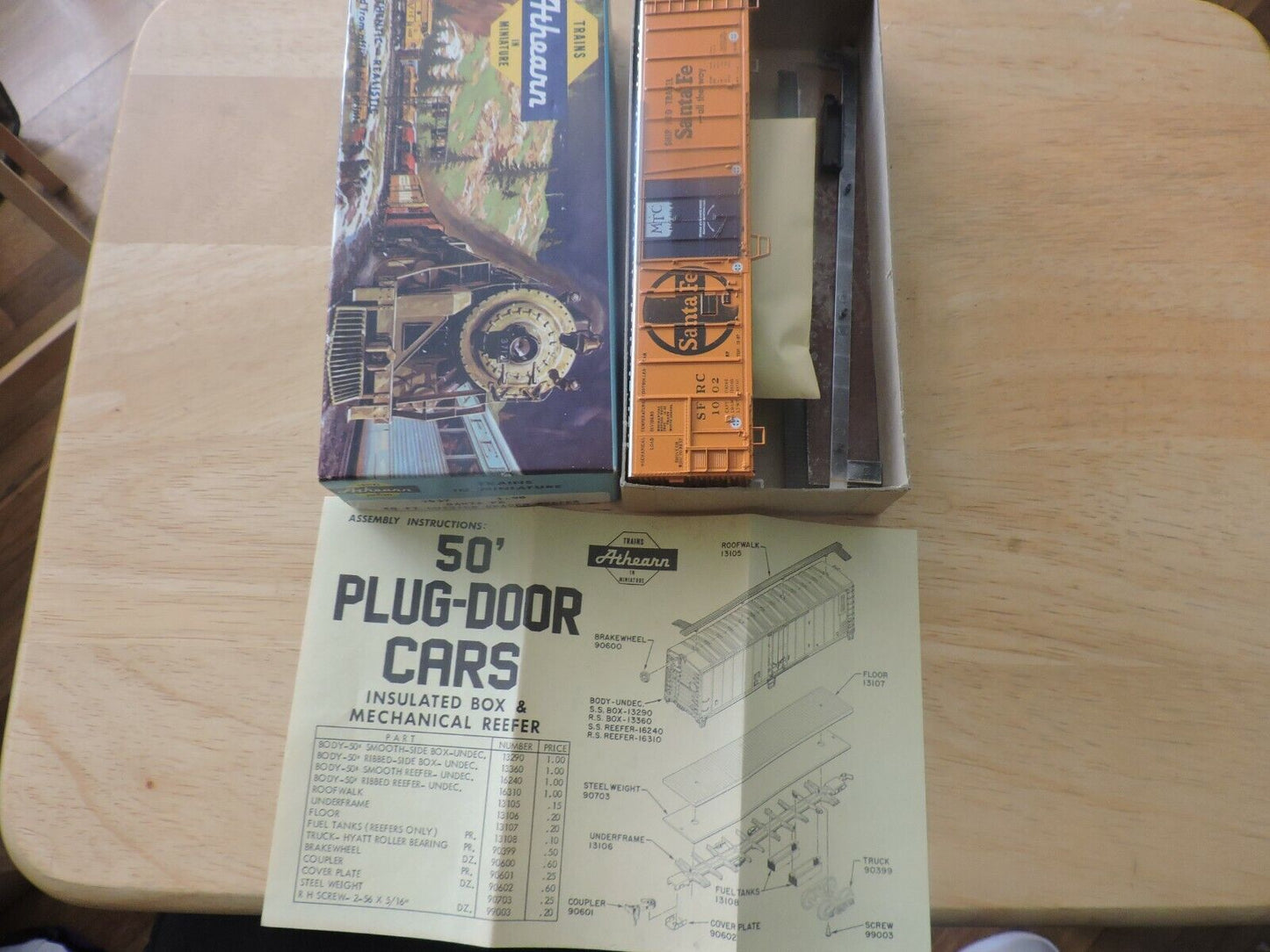 ATHEARN TRAINS IN MINIATURE SANTE FE 50 FT OUTSIDE BRACED REFEER (NIB)