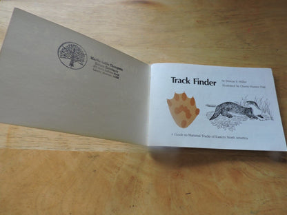 Track Finder : A Guide to Mammal Tracks of Eastern North America by Dorcas S....
