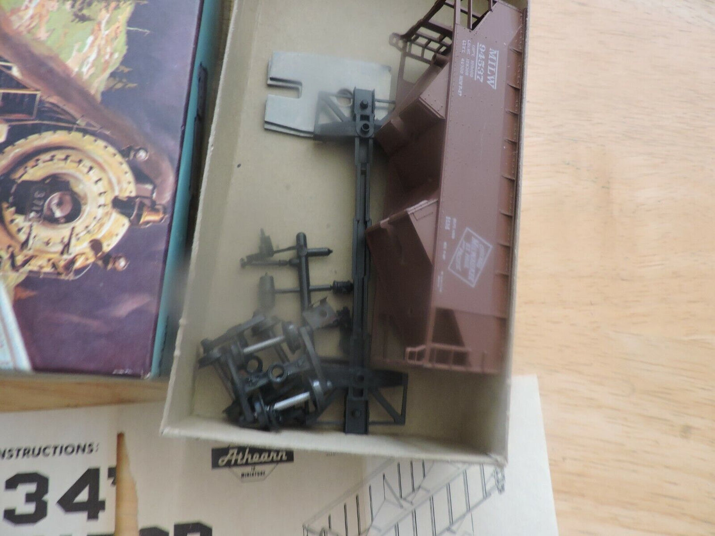 ATHEARN TRAINS IN MINIATURE MILWAKEE ROAD 34 FT OFFSET-SIDE HOPPER (NIB)