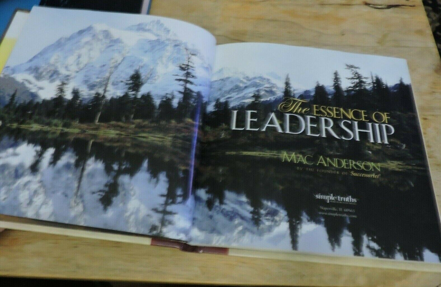 THE ESSENCE OF LEADERSHIP BY: MAC ANDERSON 2005 WITH CD--SIGNED