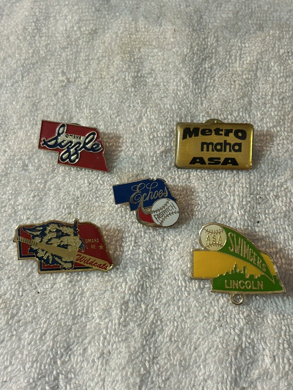 NEBRASKA SOFTBALL PINS: (5) ECHOES, SIZZLE, METRO OMAHA ASA, WILDCATS, SWINGERS