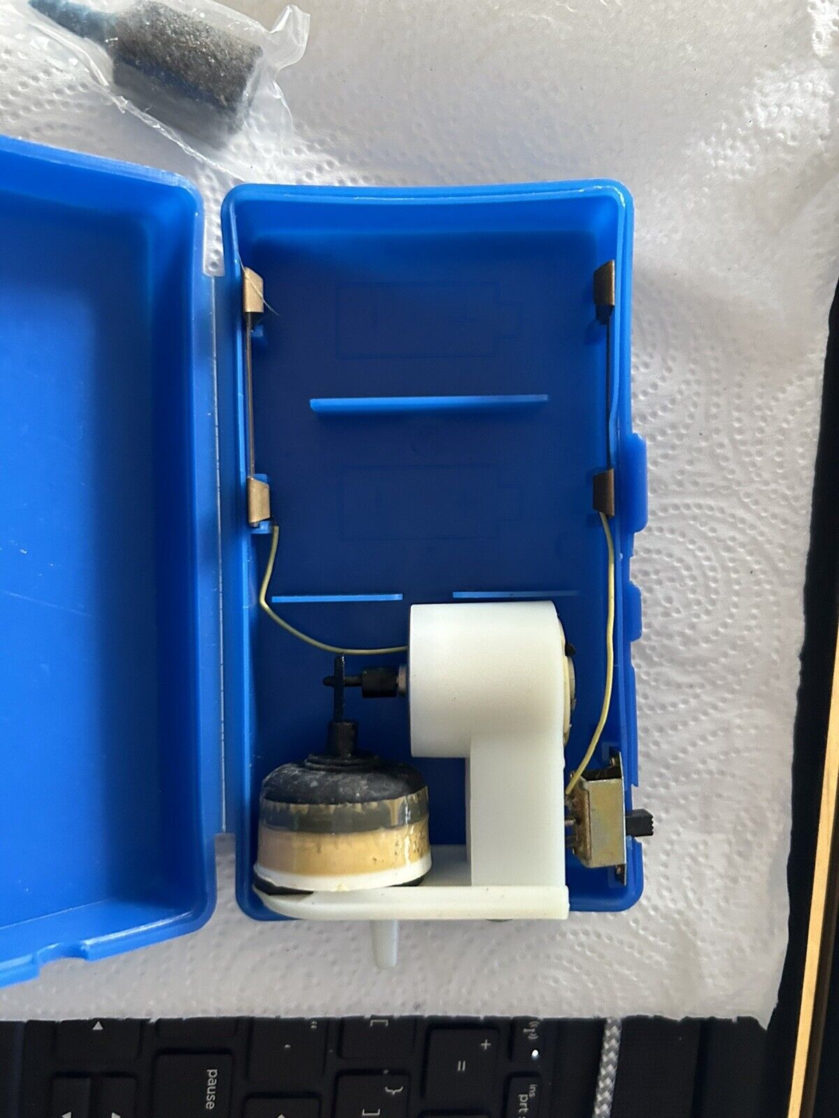 POCKET AIR PUMP  USES "D" BATTERIES (FOR PARTS ONLY)