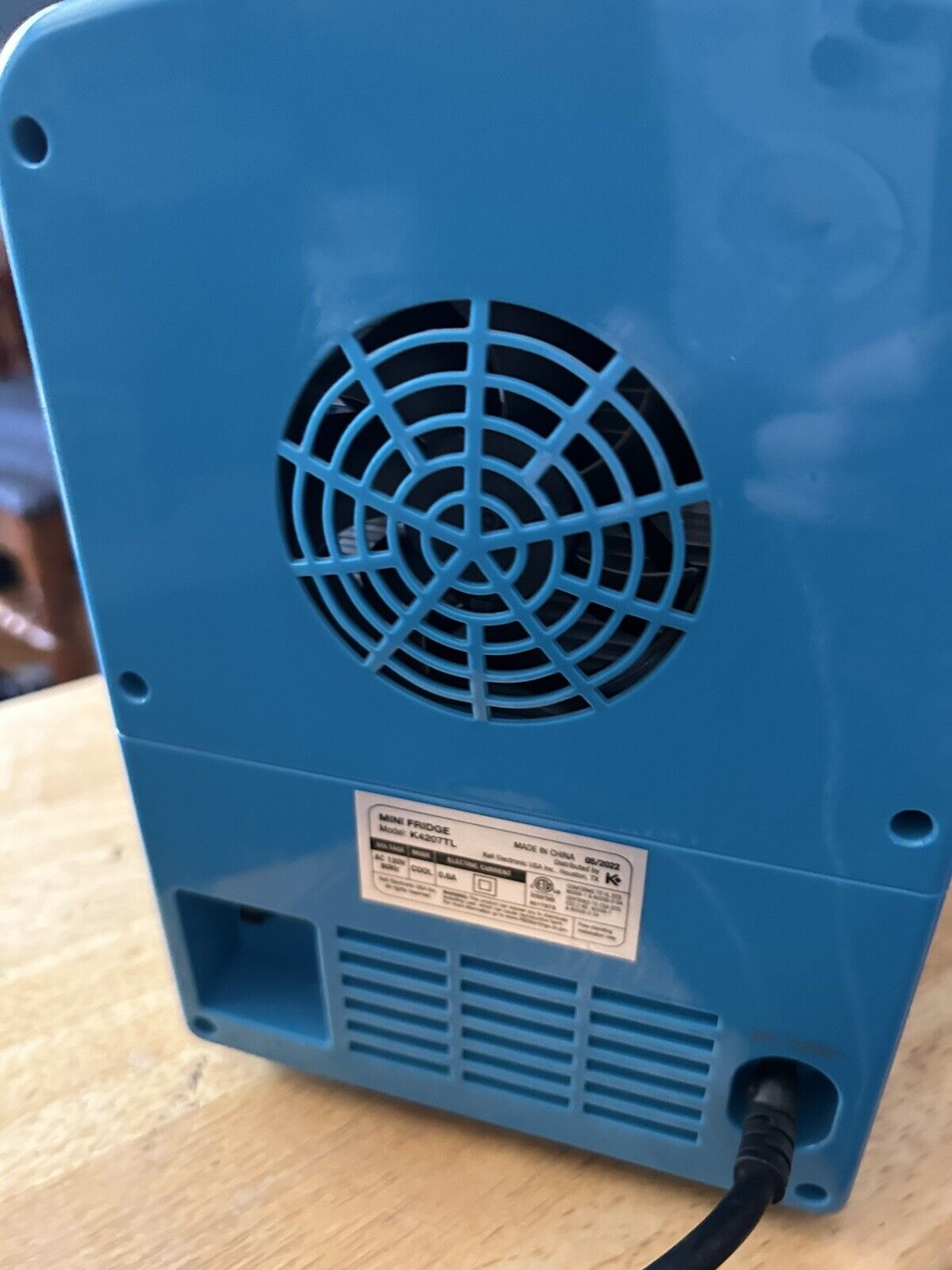 PERSONAL CHILLER MINI FRIDGE HOLDS 6 12 OZ CANS NEW-OPENED BOX