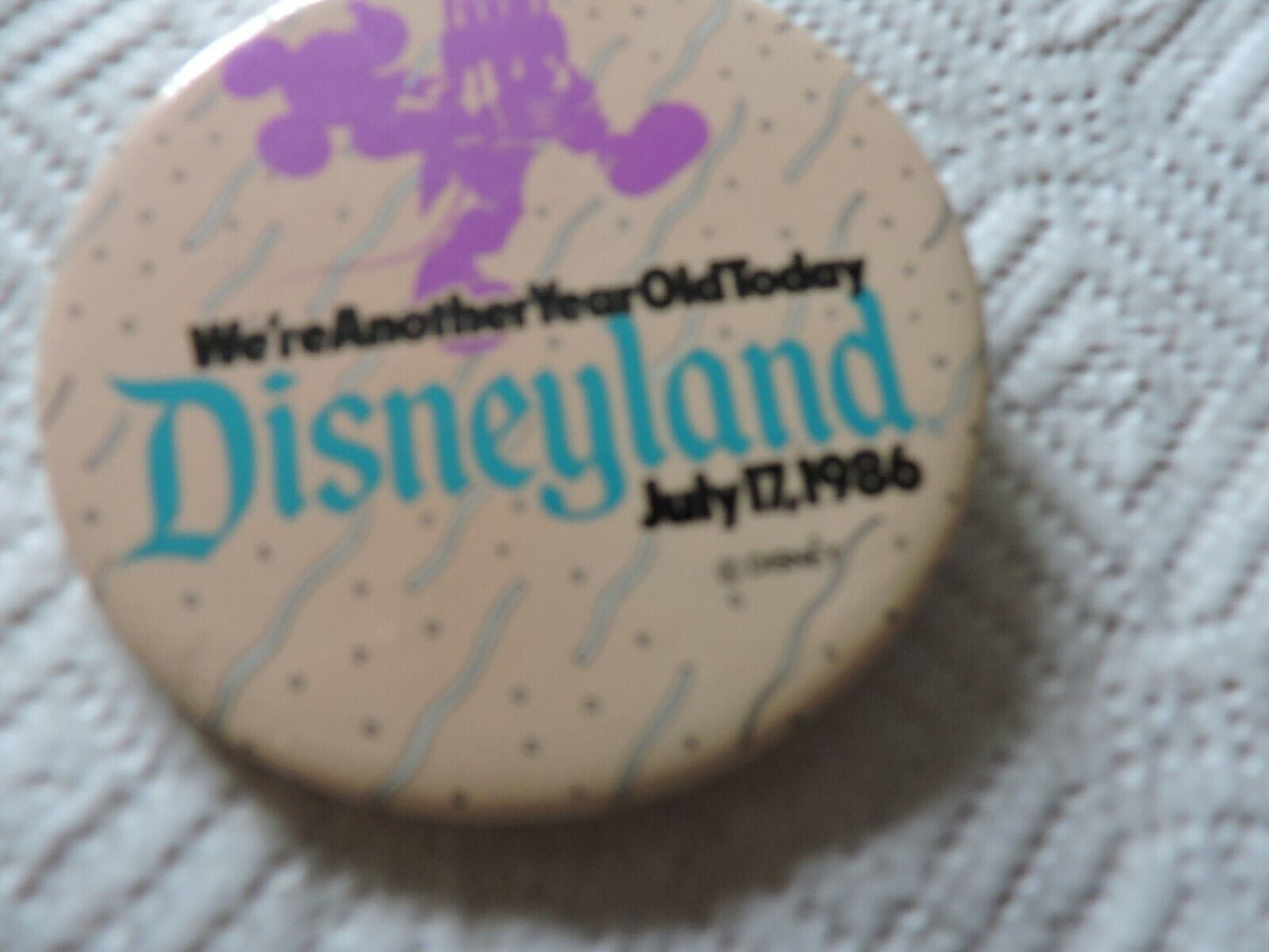 DISNEYLAND ANNIVERSARY BUTTON JULY 17, 1986 (31 YEARS OLD)